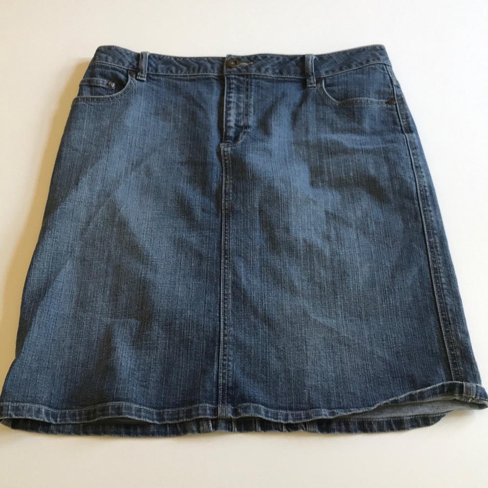 Mid length jean skirt - pockets in front and back
